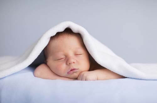 Neonato che non sa respirare con la bocca