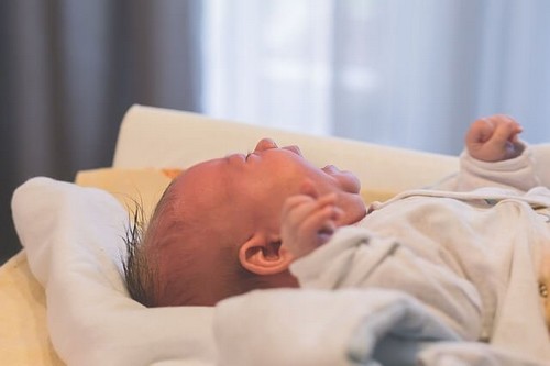 A che età il neonato riesce a tenere la testa dritta?