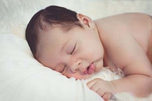 I neonati fino a sei mesi non sanno respirare con la bocca
