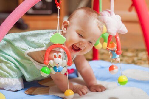 Neonato che gioca e si diverte