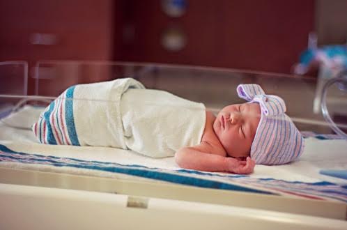 Neonato nel lettino d'ospedale