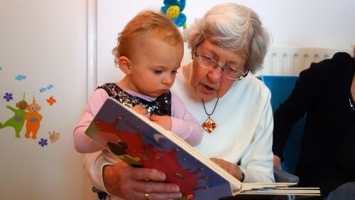 Nonna legge fiaba a nipotina
