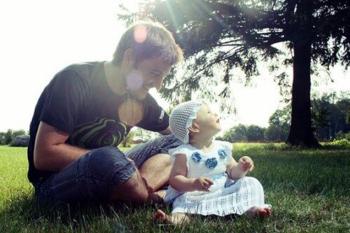Le sensazioni di un abbraccio del padre a un figlio