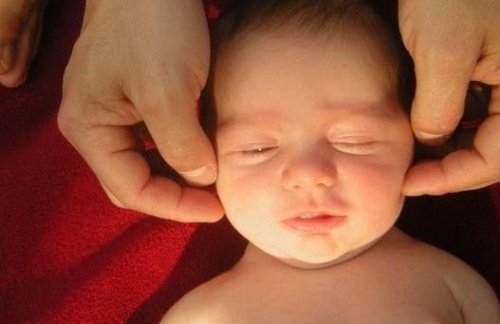 Bimbo massaggiato contro il soprassalto