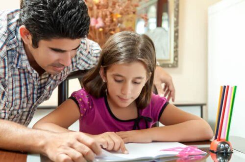 Aiutare troppo i figli con i compiti non giova al loro sviluppo