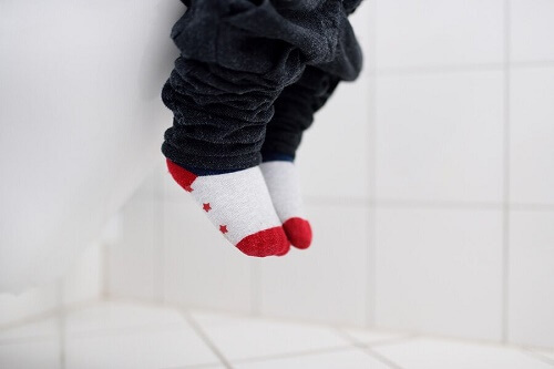 Piedi di bimbo pendono da Wc