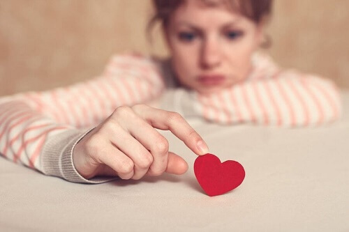 Ragazza pensa a come sorprendere il partner