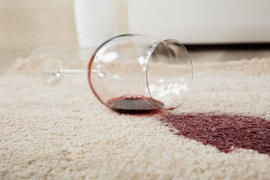 Bicchiere di vino rosso su tappeto