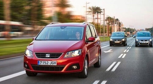 Un minivan per famiglie numerose rosso
