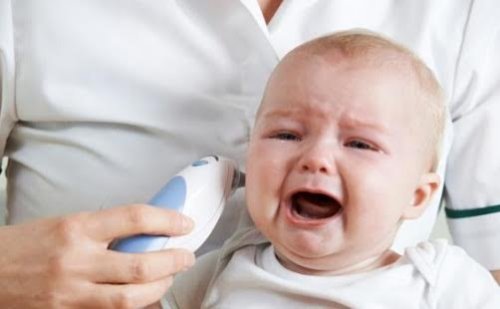 Un modo per misurare la febbre al bambino