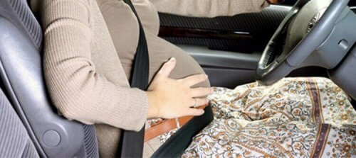Al volante in gravidanza: tutte le precauzioni necessarie