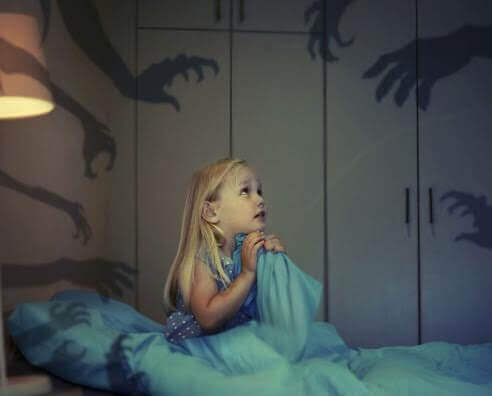 bambina spaventata da ciò che non conosce