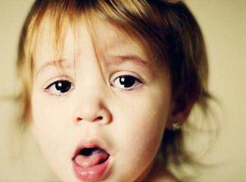 bambina con bocca aperta