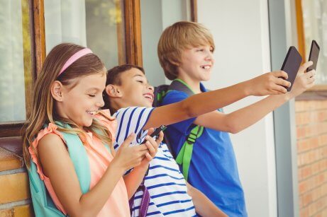 Gruppo di bambini con cellulare
