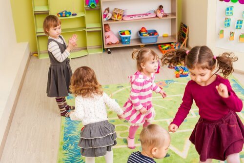 bambini con abilità sociali che giocano insieme
