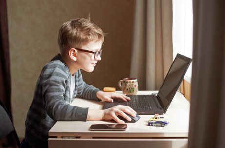 bambini imprenditori con computer