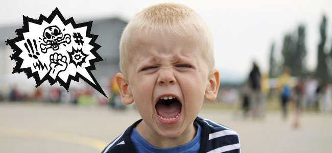 Bambino furioso che dice parolacce