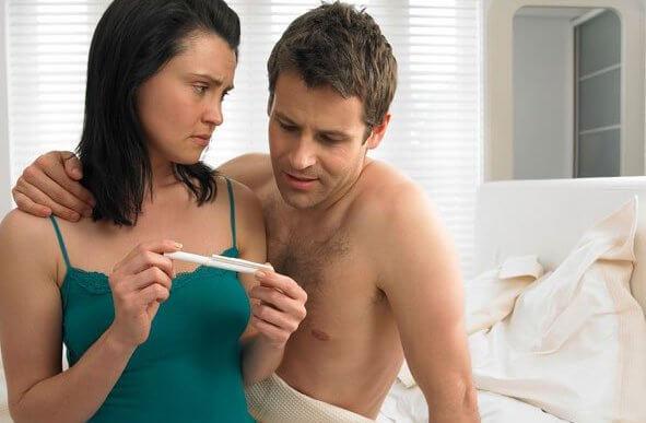 Coppia che fa test di gravidanza