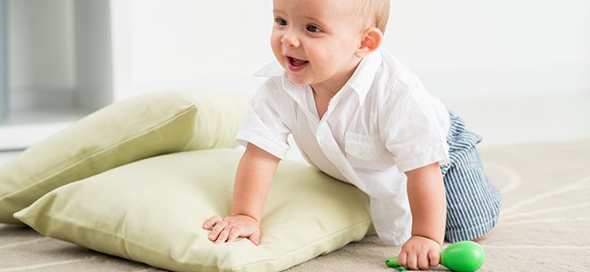 la maggior parte dei bebè impara a gattonare, prima di iniziare a camminare