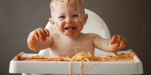 Cosa fare quando il bambino lancia il cibo?