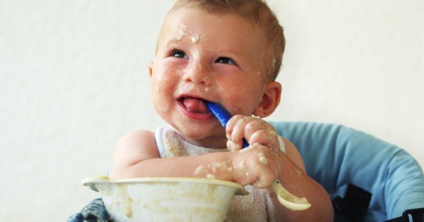 Bambino che ha sparso il cibo