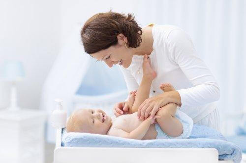 mamma con neonato sdraiato 