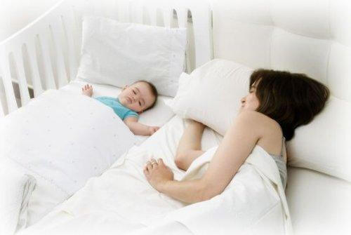 mamma e bimbo nel letto