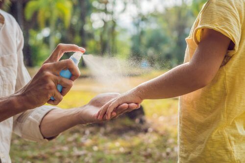 Applicare del repellente anti-insetti