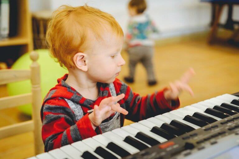 Bambino suona una tastiera