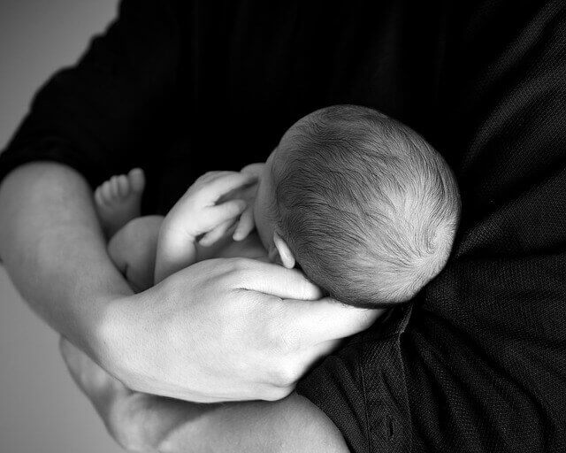 neonato in braccio