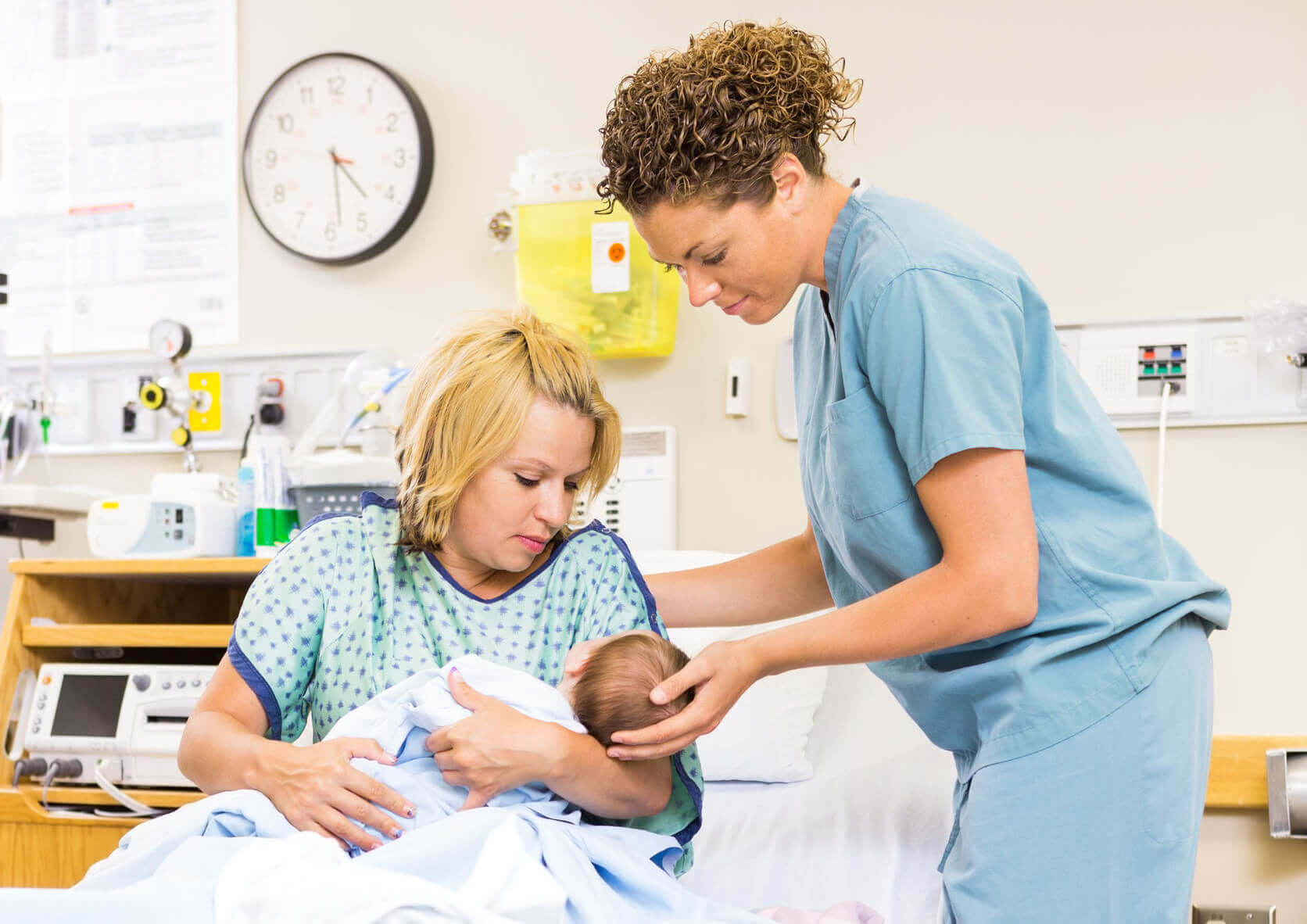 ostetrica aiuta una mamma