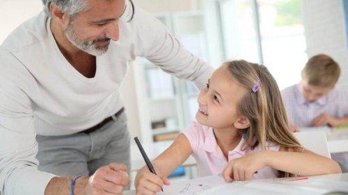 padre che fa compiti con figlia
