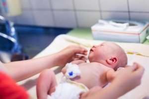Come prendersi cura del cordone ombelicale dopo il parto