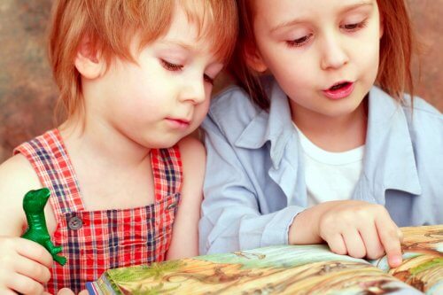 Bambini leggono un racconto
