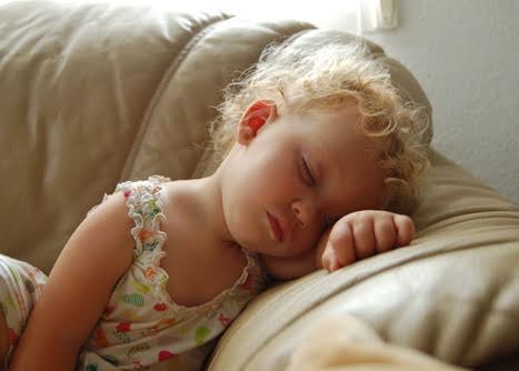 Bambina che si riposa