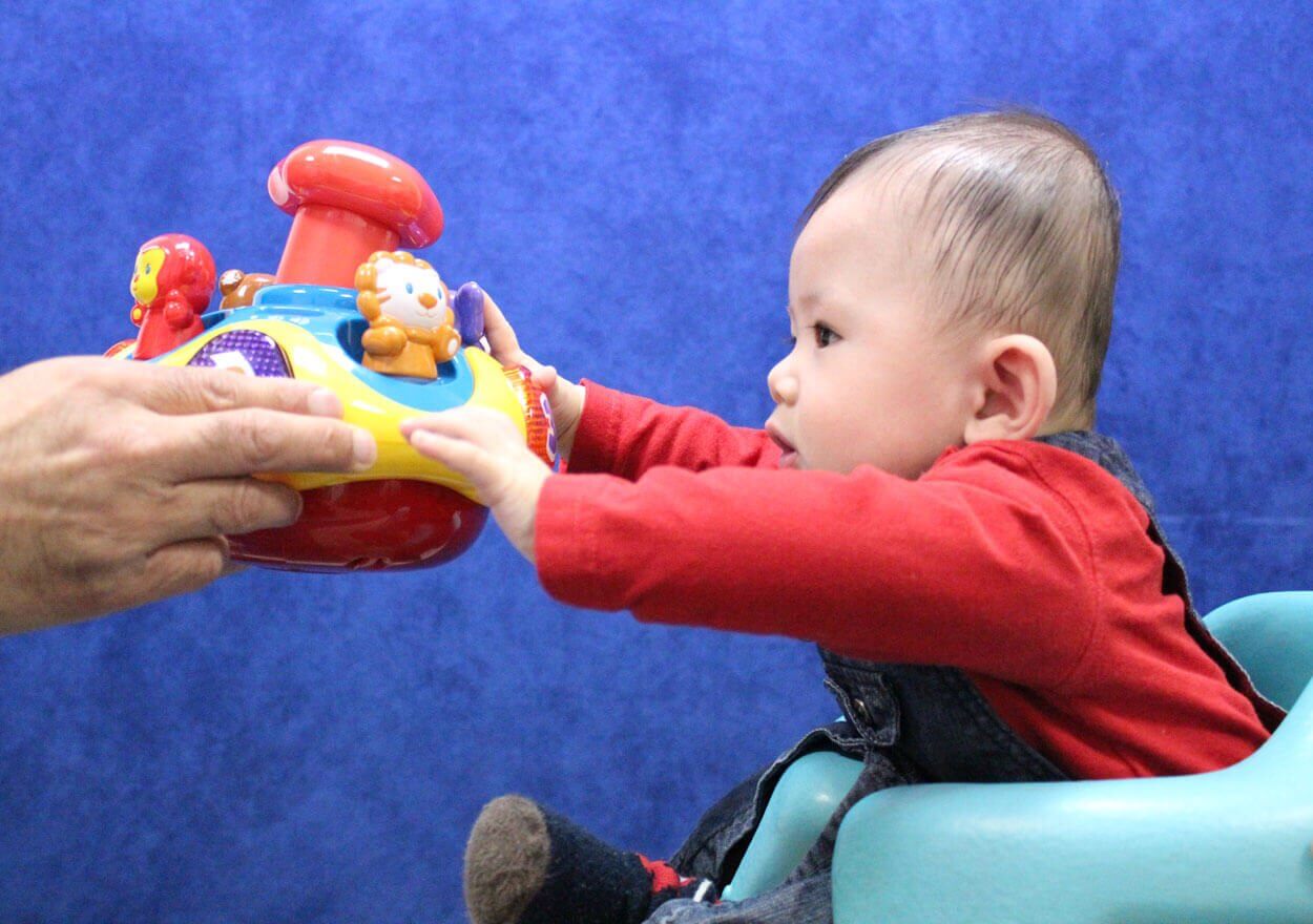 Bambino con testa piatta