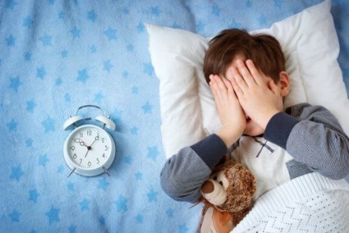 Mio figlio ha paura di dormire fuori casa. Che cosa si può fare?