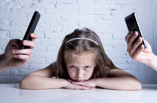 Preferire il telefono ai figli è dannoso