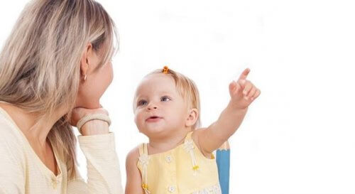 Per aiutare il bambino a parlare nominate tutti gli oggetti e indicateli con le mani