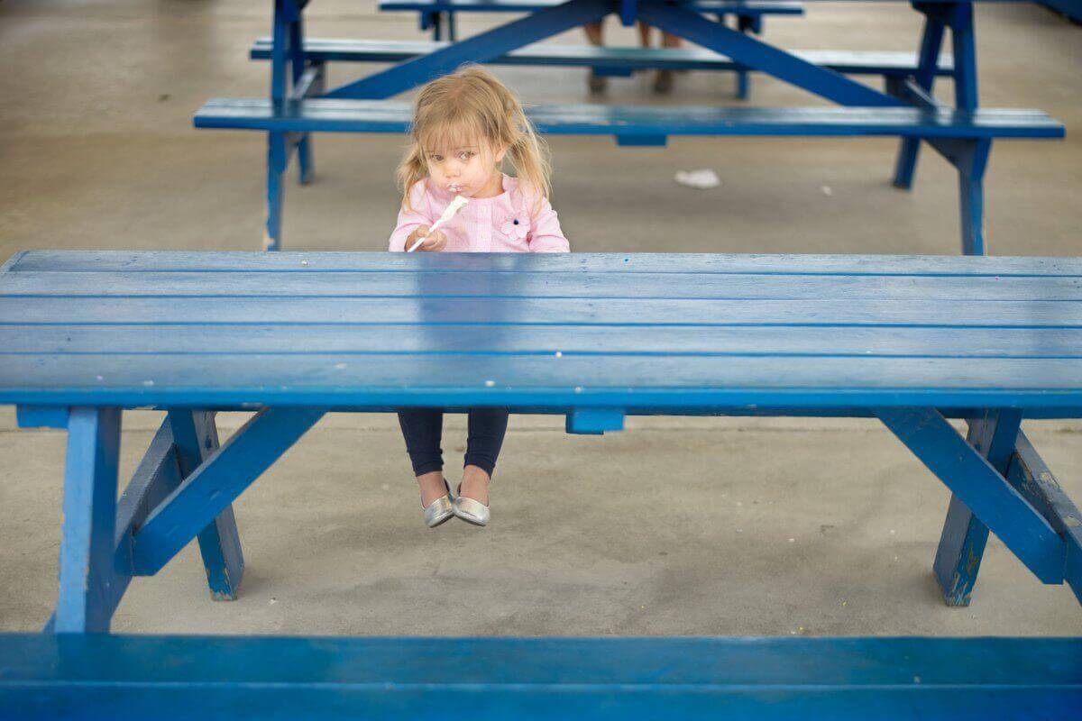 Bambina che mangia da sola