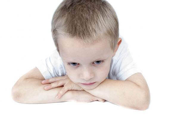 Bambino imbronciato