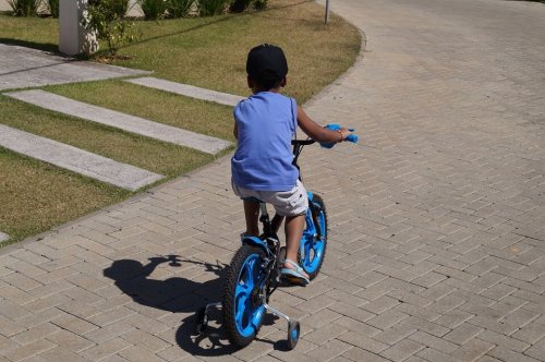 un bambino obbediente sa dove può o non può andare da solo
