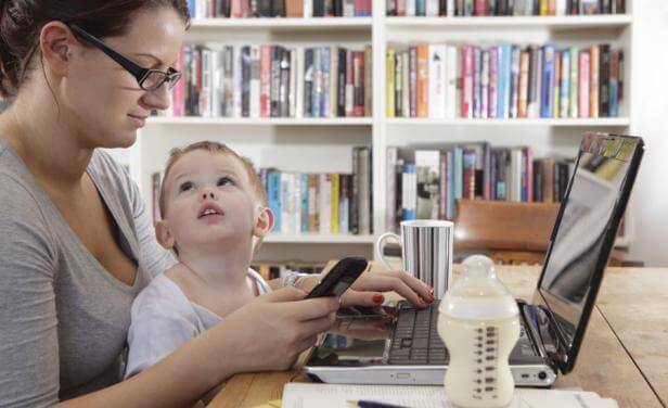 Preferire il telefono ai figli significa impedire il loro sviluppo sotto ogni aspetto