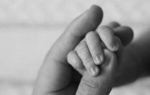 La tua mano così piccola, figlio mio, è la mia guida
