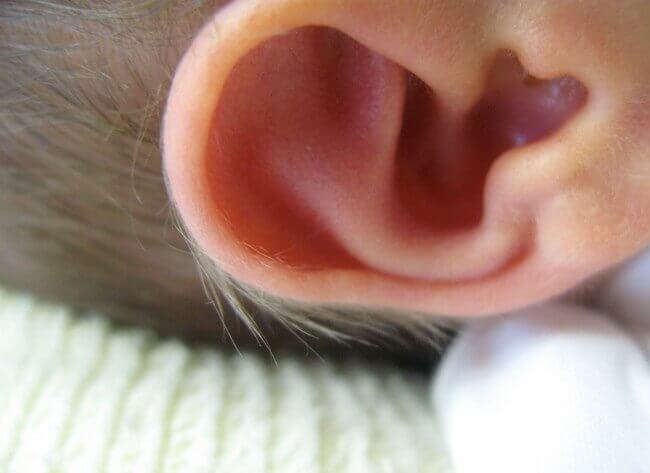 per pulire le orecchie del bebè bisogna evitare l'uso dei cotton fioc