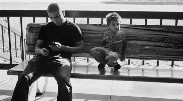 Preferire il telefono ai figli fa sì che i genitori parlino meno con loro