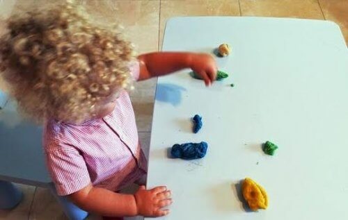 Bambino gioca con plastilina