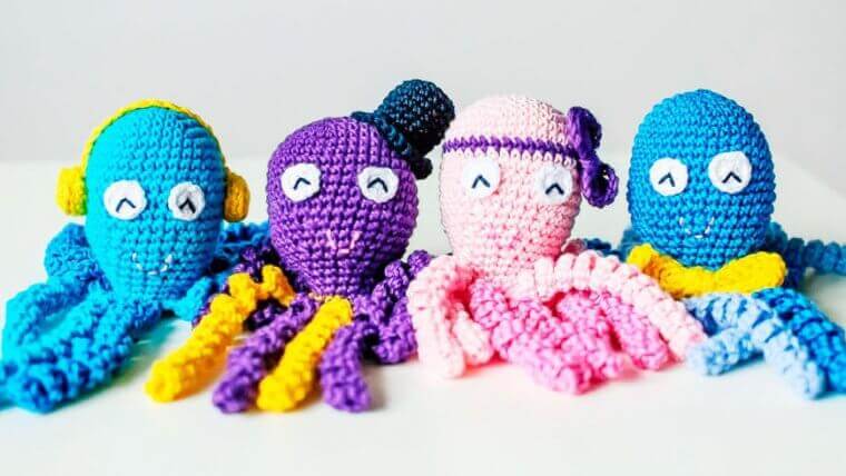 Polpi all'uncinetto colorati