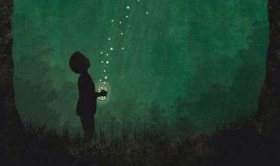 Bambino con un barattolo di lucciole