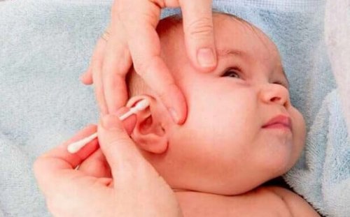 Perché non bisogna usare i cotton fioc per pulire le orecchie del bebè?